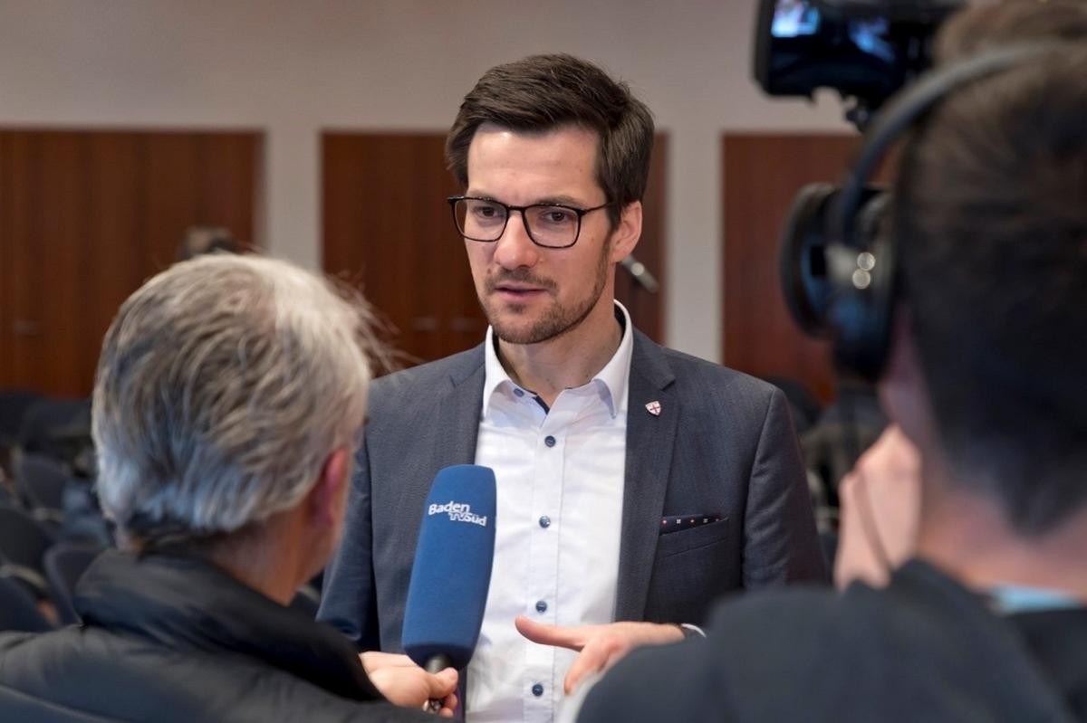 Mann mit Brille vor Mikrofon