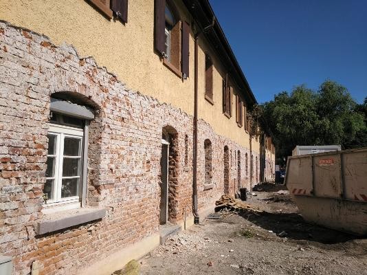 Sanierungsarbeiten, Knopfhäusle Eingeschossige Wohnbebauung mit abgeschlagenem Putz im Erdgeschoss
