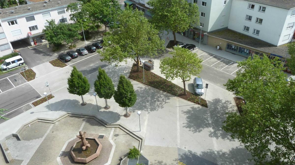 Stadtteilzentrum Am Bischofskreuz nach der Umgestaltung (2013) - Foto: B. Diezemann Straßenraum mit Fahrbahn, Parkflächen und Grünflächen nach der Umgestaltung Ug)