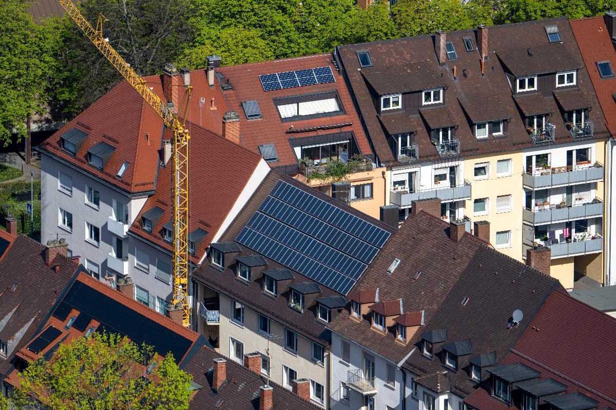 Luftbild auf Gebäude mit PV und Kran