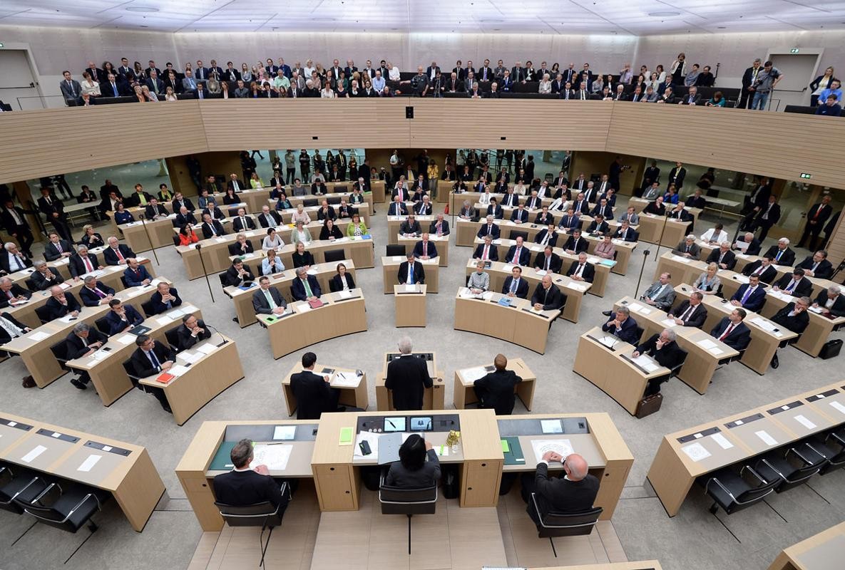 Menschen sitzen im Plenum im Landtag von Baden-Württemberg