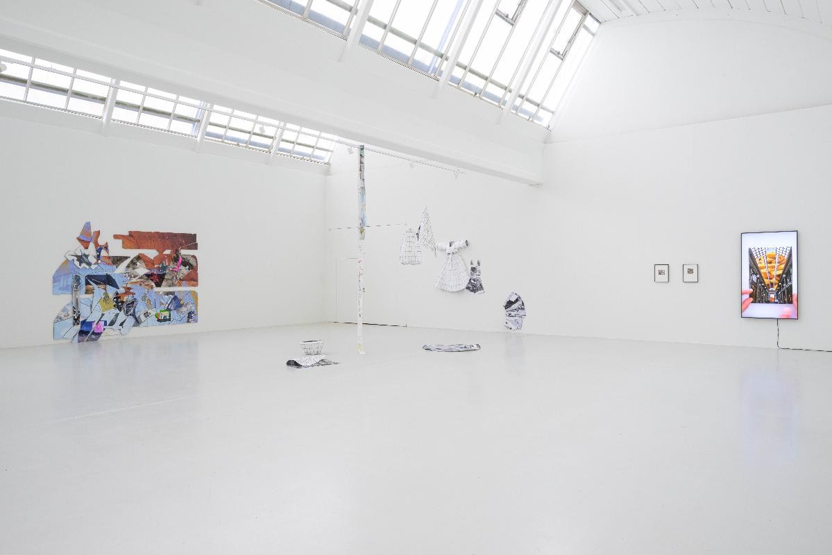 Ausstellungsansicht mit einer Videoinstallation von Lilly Lulay und einer Installation aus Fotografien von Gisoo Kim und einer wandfüllenden Fotocollage von Dalomia Rognean
