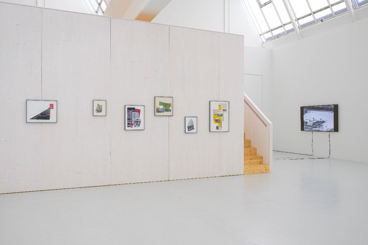 Ausstellungsansicht von Fotocollagen und einer Virdeoinstallation von Wenke Seemann