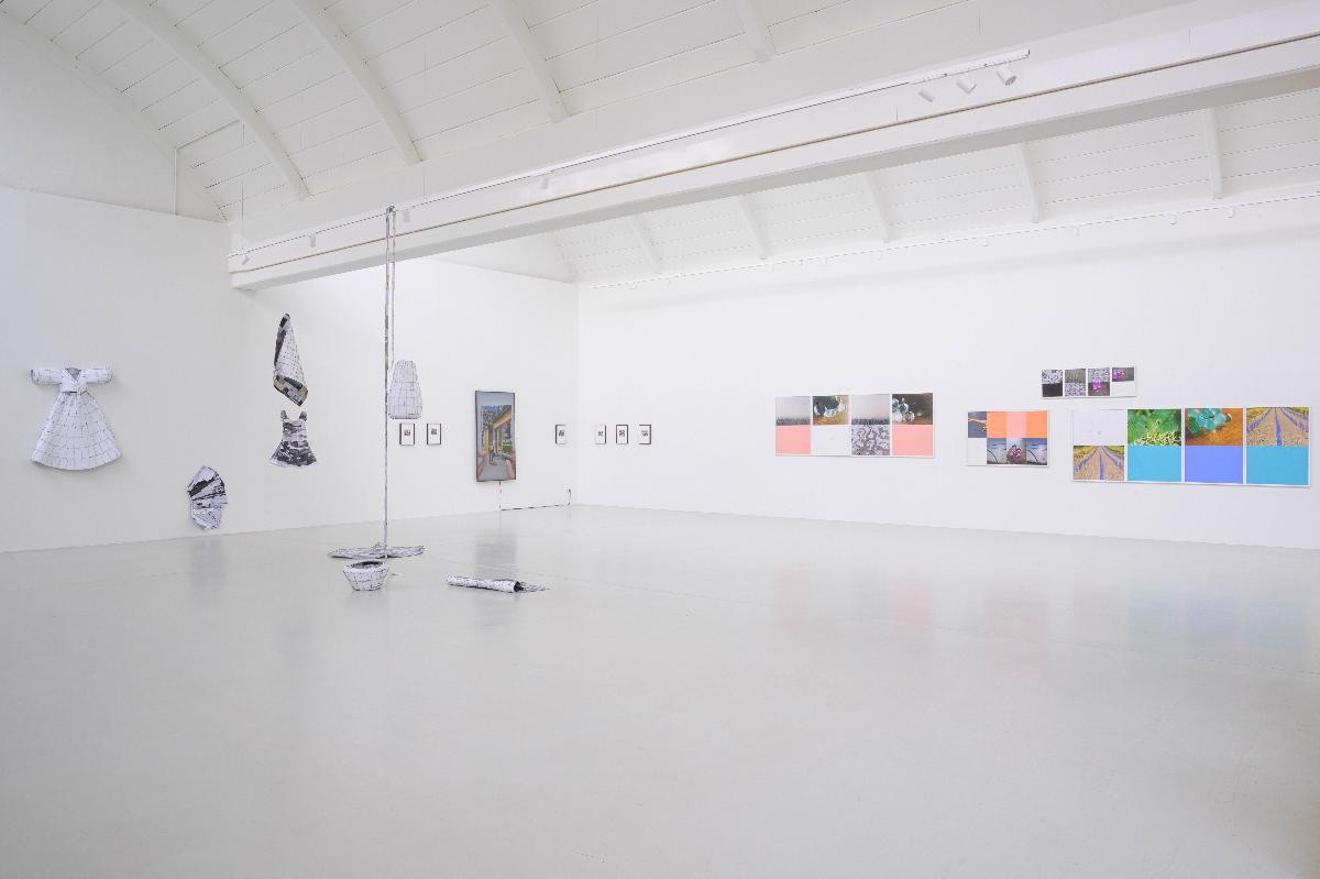 Ausstellungsansicht mit zum Teil abstrakten Fotoarbeiten von Sandra Eades, Einer Videoinstallation von Lilly Lulay und eine Installation aus Fotografien von Gisoo Kim