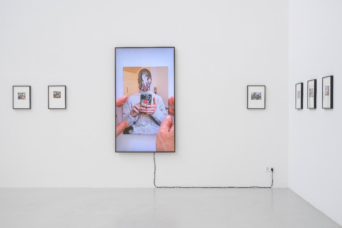 Ausstellungsansicht mit den Arbeiten "Mindscapes Nr. 91," und "Brussels". In der Virdeoarbeit Brüssels werden Fotografien übereinandergelegt mit ausgeschnitten durchsichten, die dann per hand nach und nach abgetragen werden