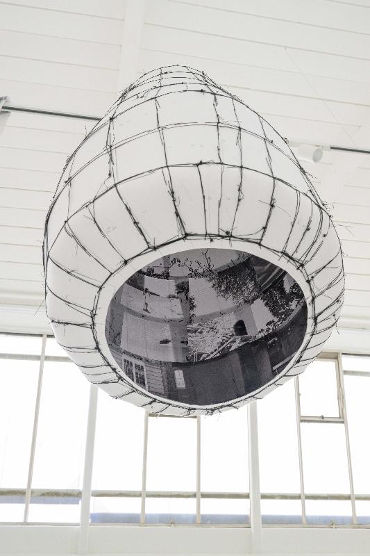 Objekt aus der Installation "Connected Spaces" von Gisoo Kim, hängend. Von unten können im inneren die Schwarzweiß-Fotografien gesehen werden