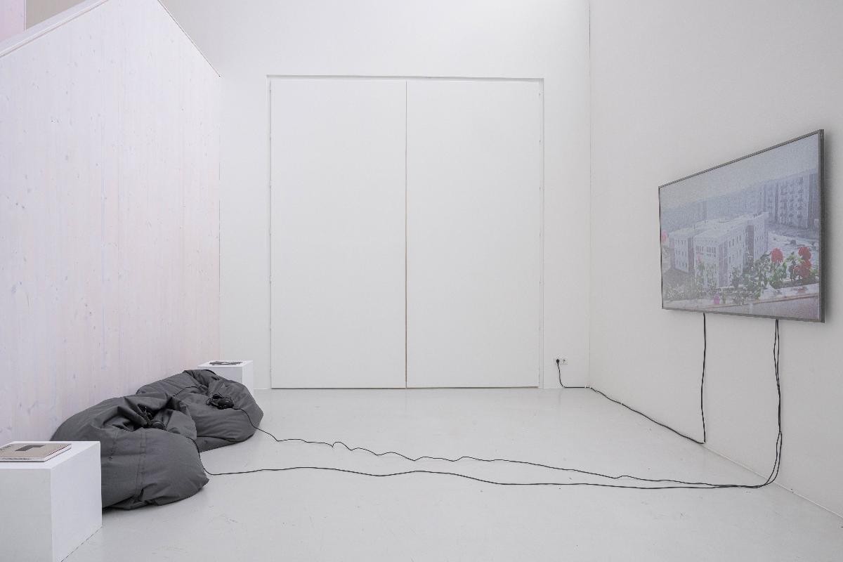 Ausstellungsansicht Video "Plattenbaugeschichten. Eine assoziative Recherche" von Wenke Seemann