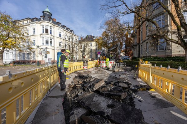 Aufgebrochene Asphaltfläche