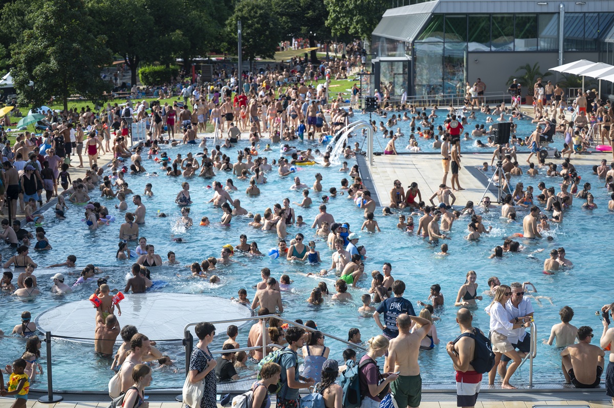 Das Schwimmbecken im Westbad ist gefüllt mit Menschen.