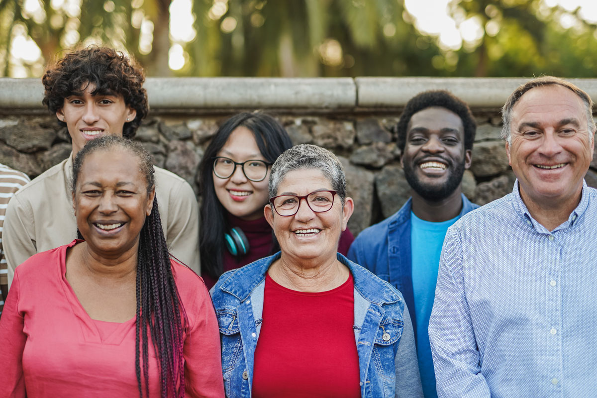 Sechs lachende Menschen