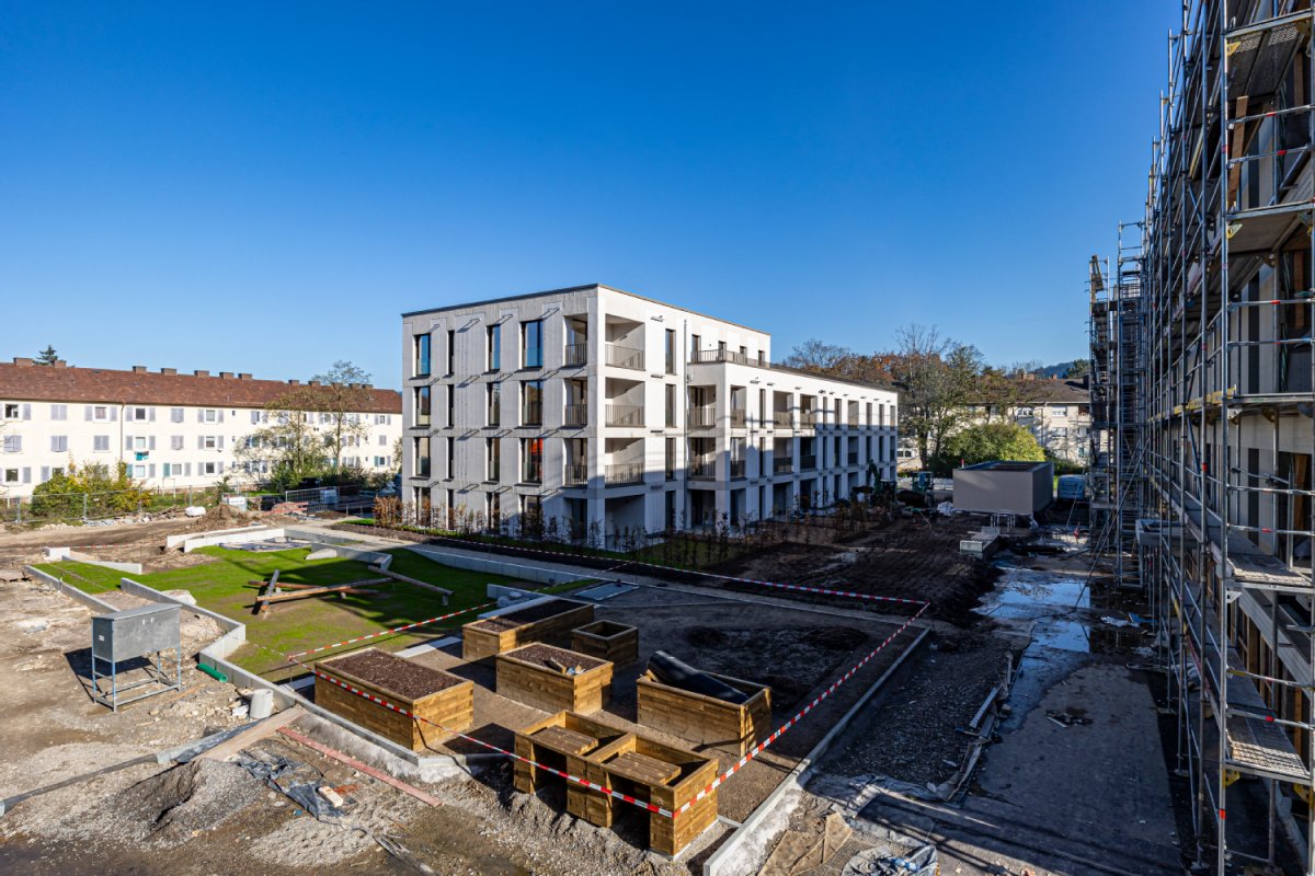 Baustellen an der Uffhauser Straße, im Hintergrund steht ein bereits fertig gebautes Gebäude.