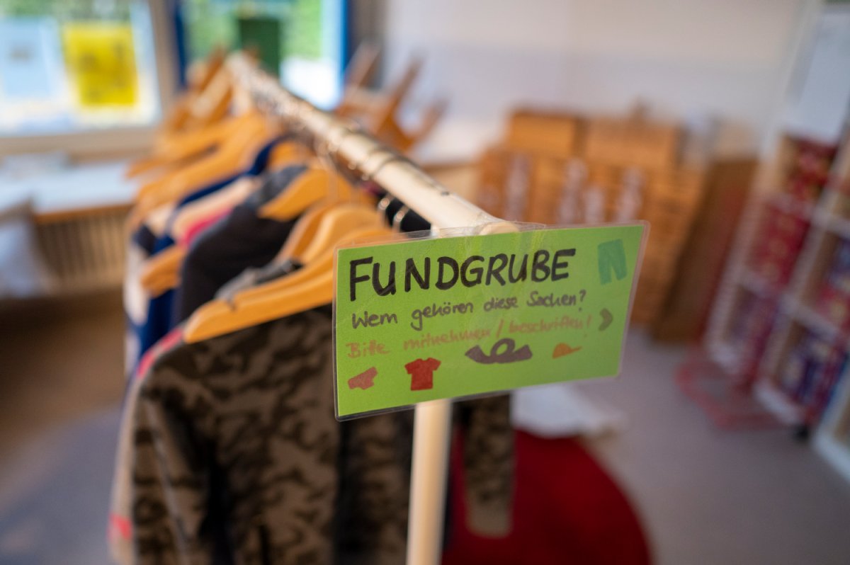 Eine Garderobe mit der Aufrschrift "Fundgrube".