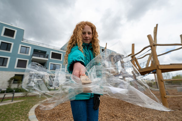 Junges Mädchen sammelt Müll