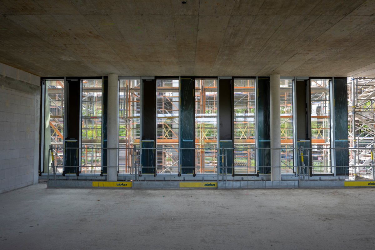 Glasfassade vom Inneren der Baustelle