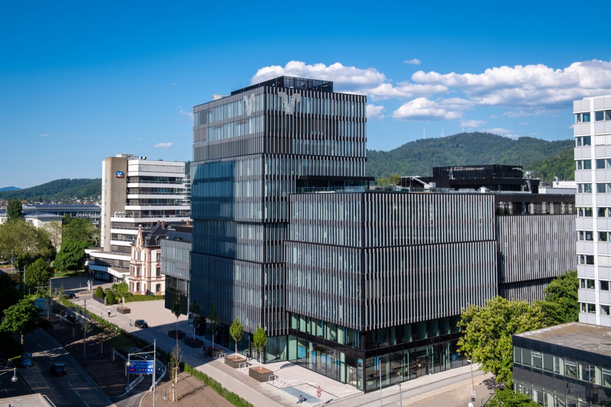 neue große Eckbebauung mit Glasfassade in 2 verschiedenen Höhen