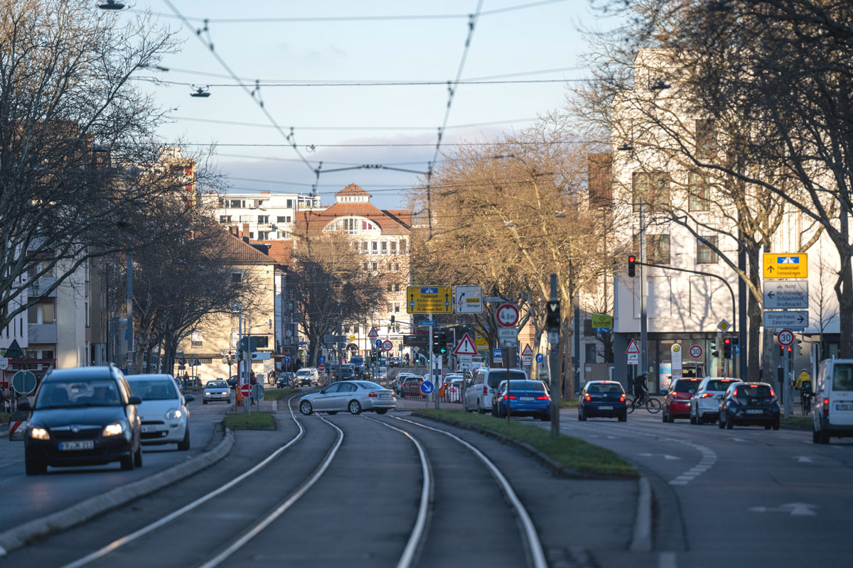 Straßenkreuzung mit Straßenbahnschienen