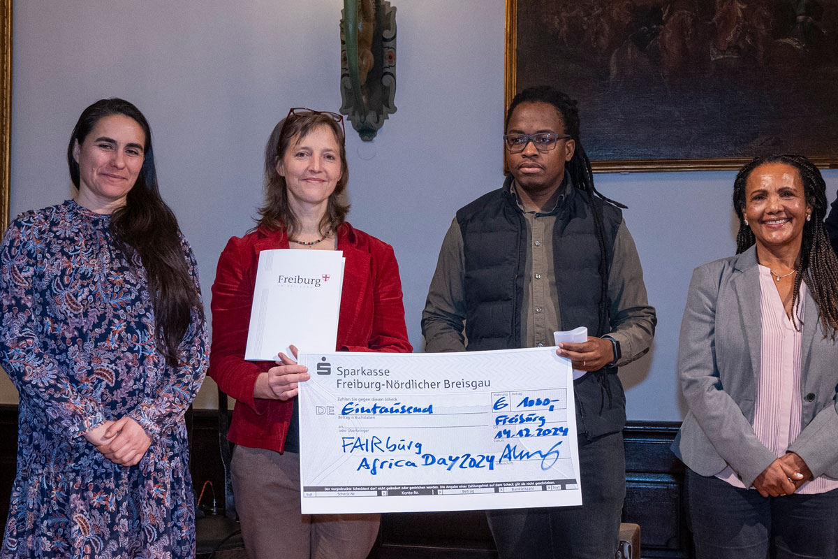 Vertreter*innen von Fairburg mit einem Spendencheck