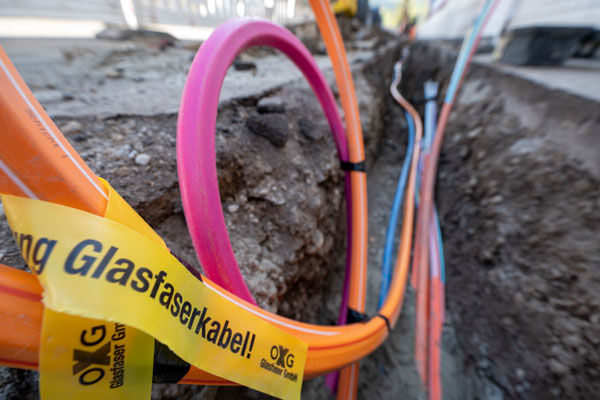 Glasfaserkabel liegen in der Erde