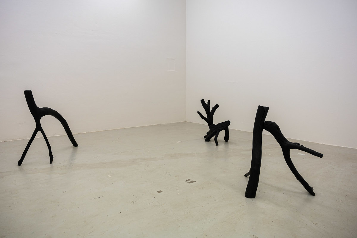 unkomfortable Stühle aus gefundenem "Sturmholz", abgeflammt, von Oliver-Selim Boualam