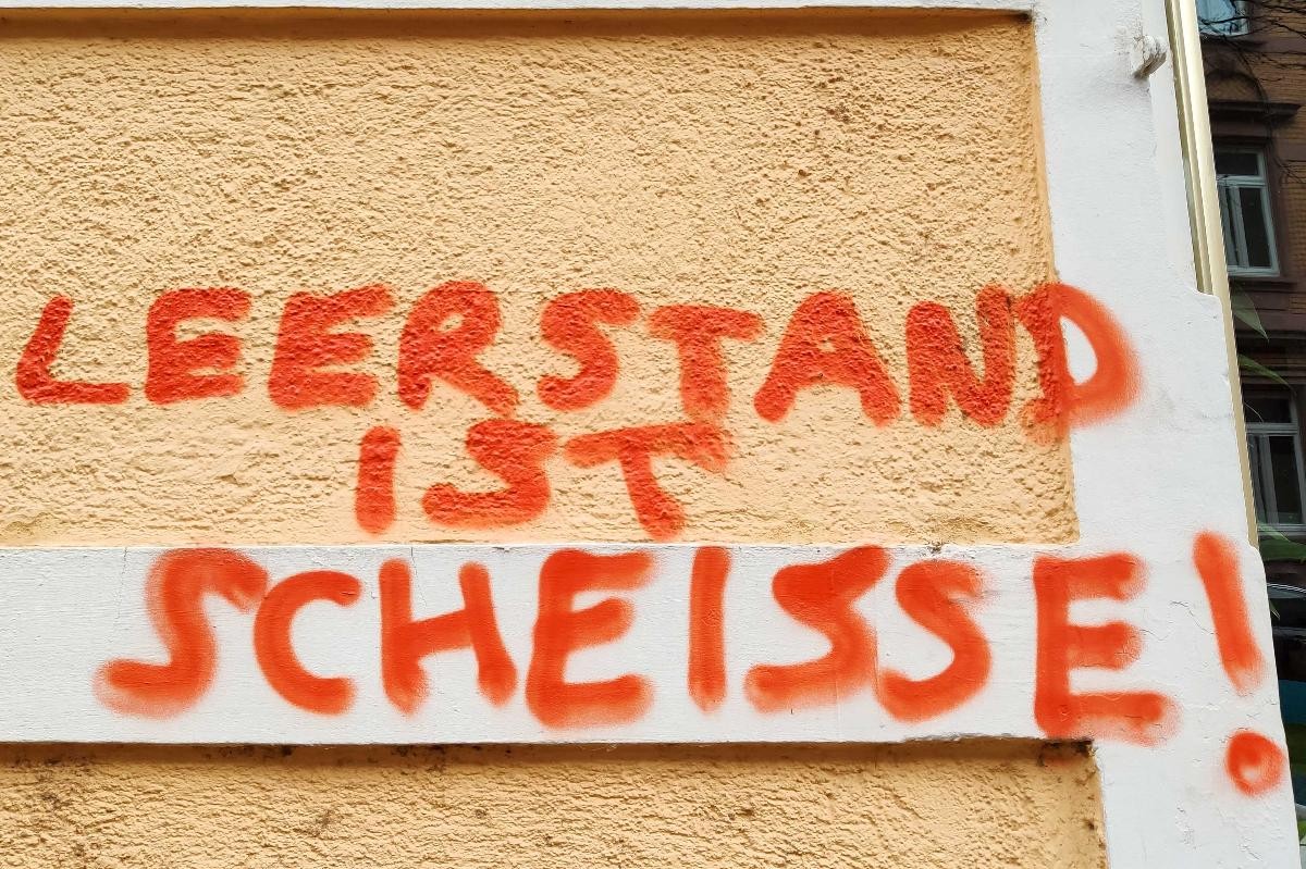 Hauswand mit Graffiti Leerstand