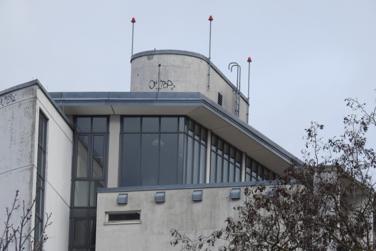 moderen Gebäudes - Obergeschoß mit Dachaufbauten