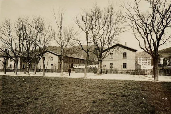 Farbfoto 2019 einer Straßenflucht mit 2 geschossigen Reihenhäusern (früher/heute)