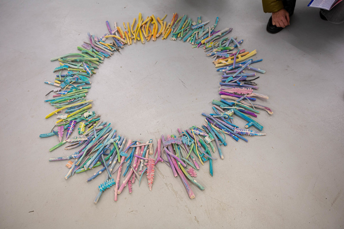 Installation von Hélène Bleys, kleine Keramikobjekte im Kreis angeordnet, zum Spielen für die Besucher_innen