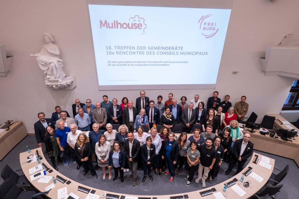 Gruppenfoto, Die Teilnehmenden aus Freiburg und Mulhouse beim 16. Treffen der Gemeinderäte