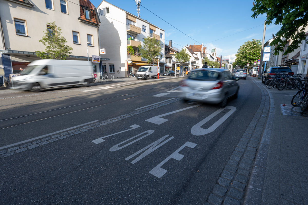 Carl-Kistner-Straße mit 20er-Zone-Markierung