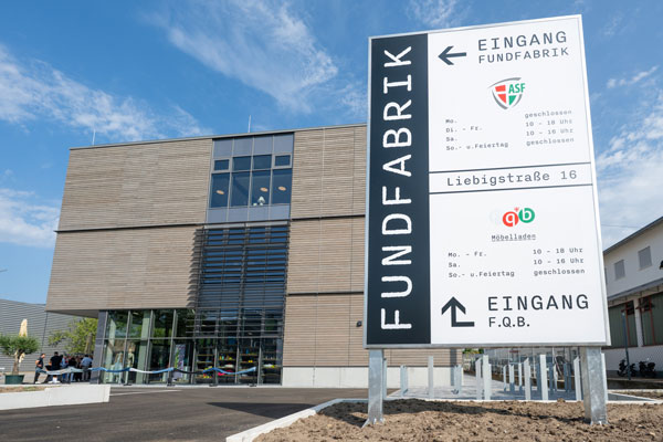 Schild mit Öffnungszeiten vor der Fundfabrik