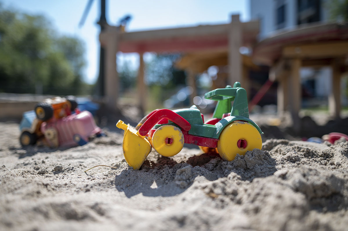 Spielzeug-Bagger im Sandkasten