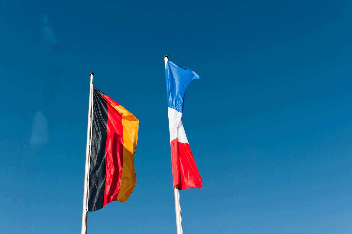 Deutsche und französische Flagge nebeneinander