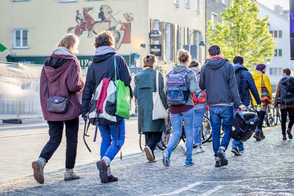 Spaziergang einer größeren Gruppe durch die Stadt