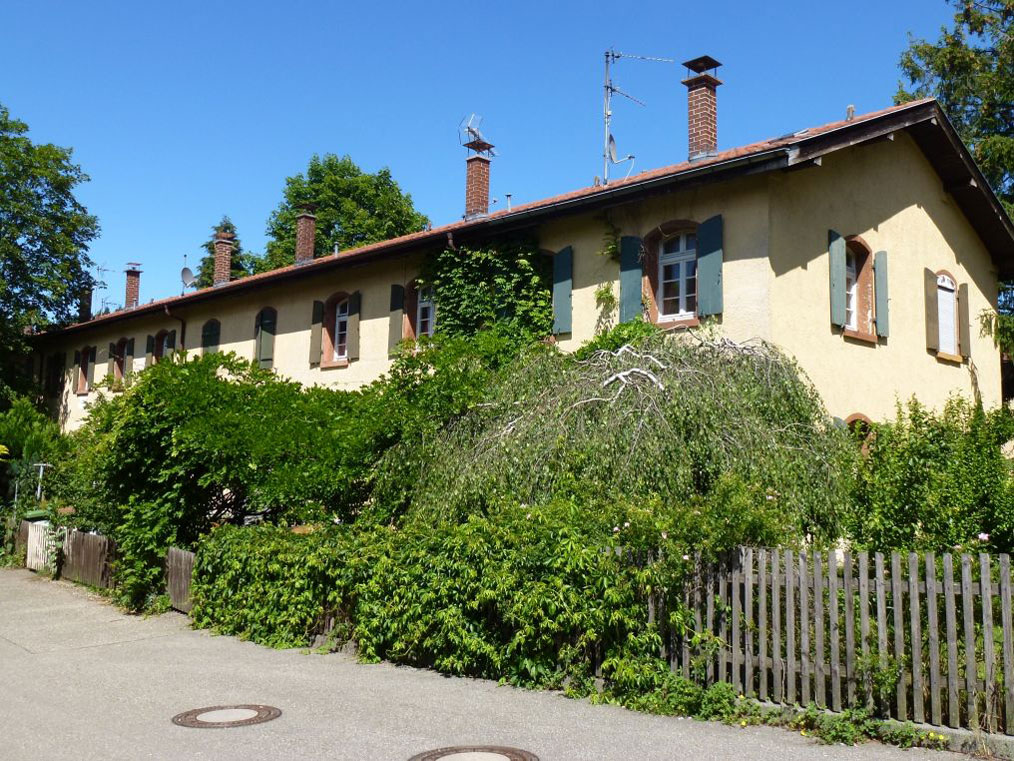 Reihenhaus mit grünem Vorgarten