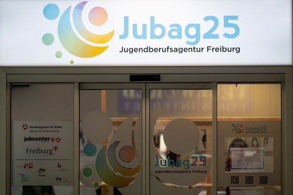 Fünf Jugendliche lachend im Gespräch