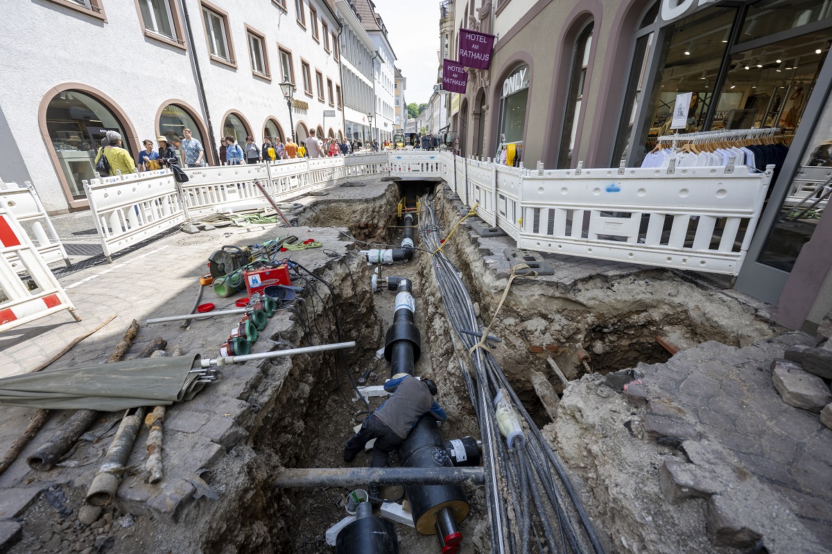 Baustelle mit Fernwärmeleitungen