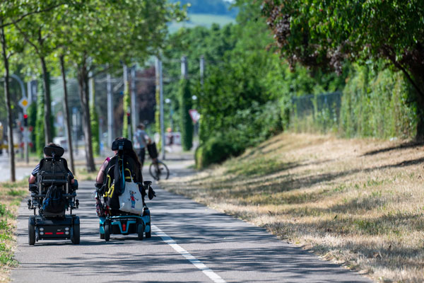 Zwei Menschen auf Rollstuhl