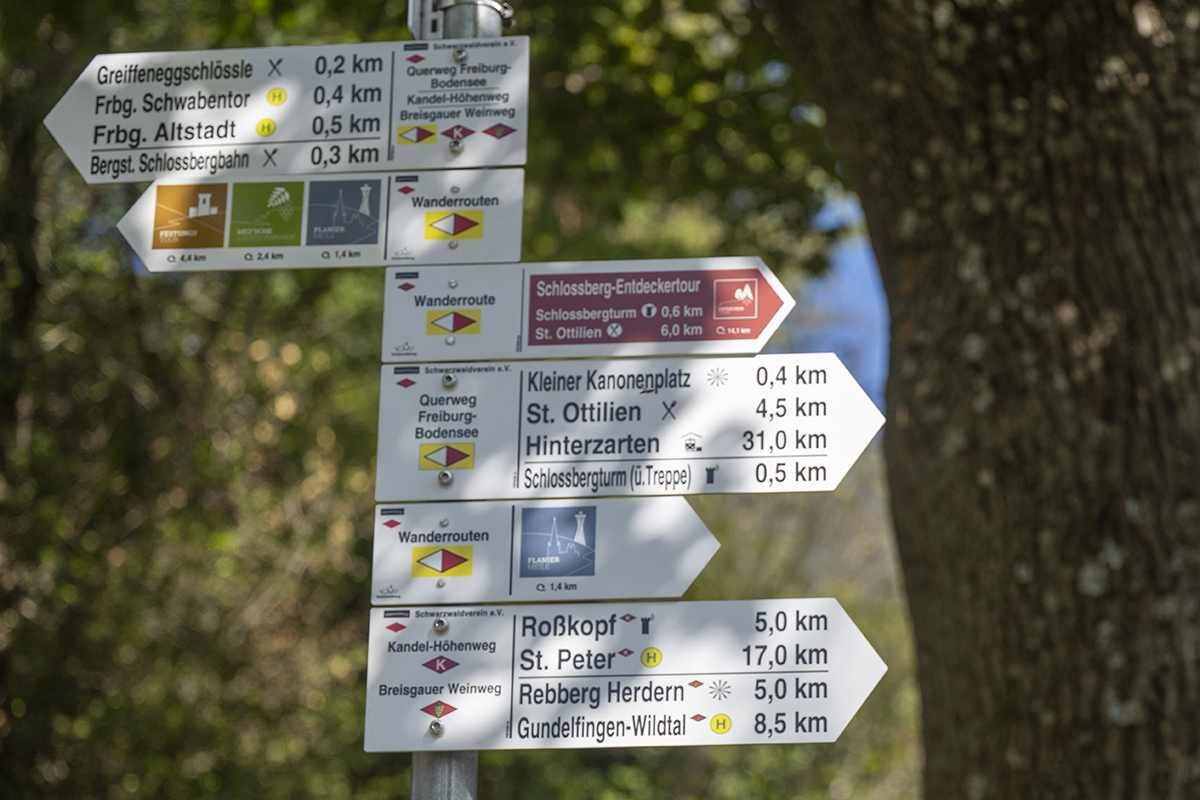 Viele Schilder mit Wanderrouten