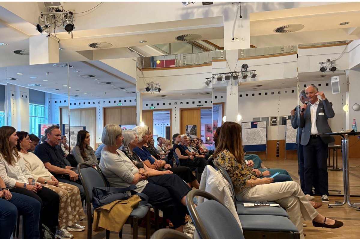 Redner hält Vortrag vor Menschengruppe