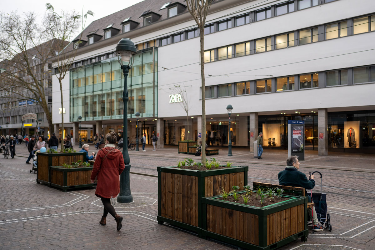 Kaiser-Joseph-Straße mit Sitzmöglichkeit