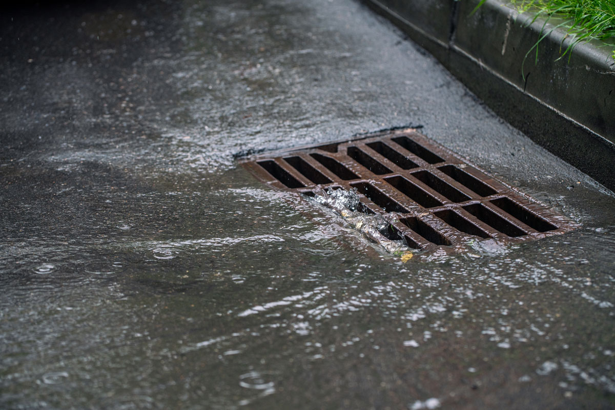 Gully in den Wasser abläuft