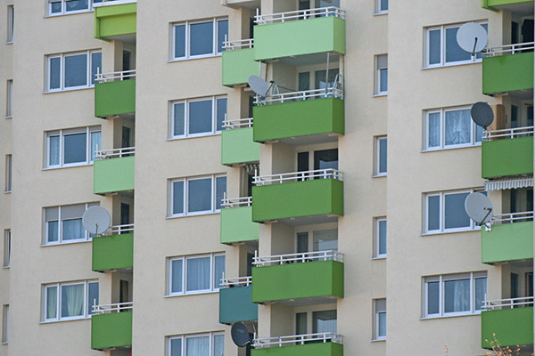 Hochhausfassade mit Balkonen Hochhausfassade mit Balkonen