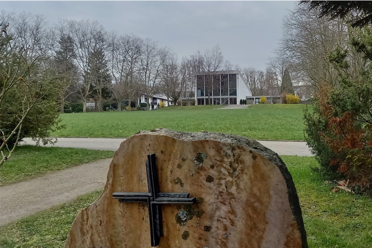 Grabstein in Park mit Wiesen Wege und EInsegnungshalle