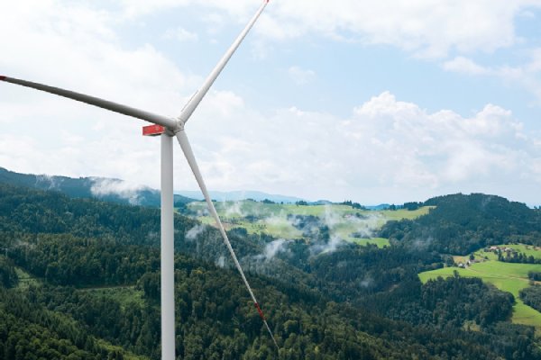 Windrad mit Schwarzwaldbergen