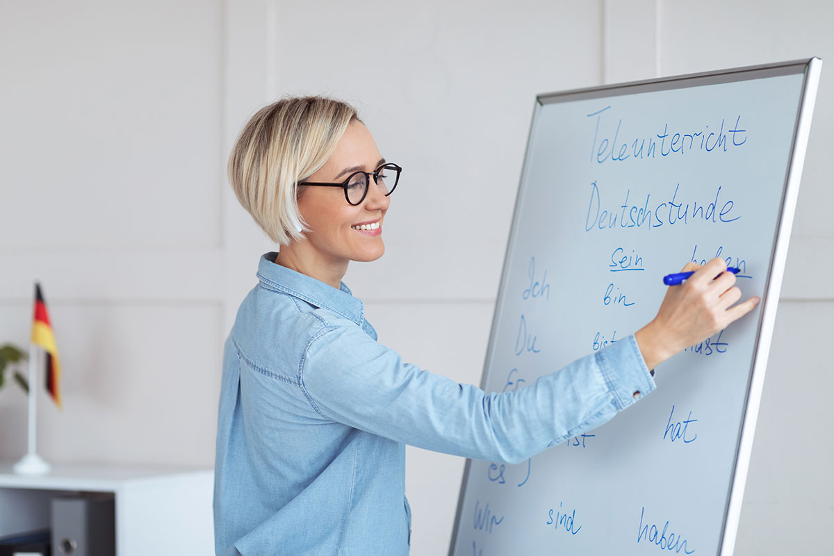Deutschlehrerin an Flipchart