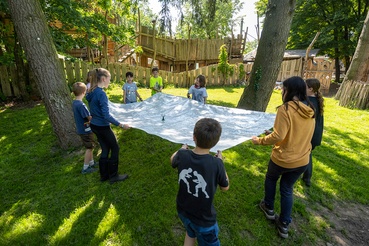 Eine Gruppe von Kindern, die ein Tuch zwischen sich aufspannen