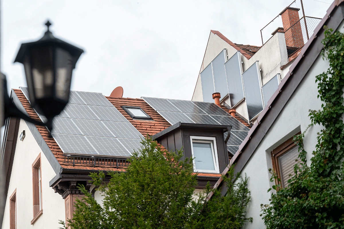 Wohnhäuser mit PV auf Dach und an Fassade