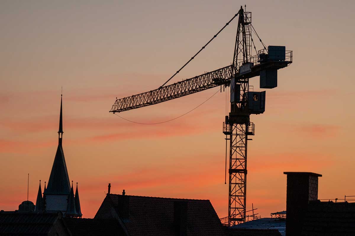 Baukran am Freiburger Abendhimmel