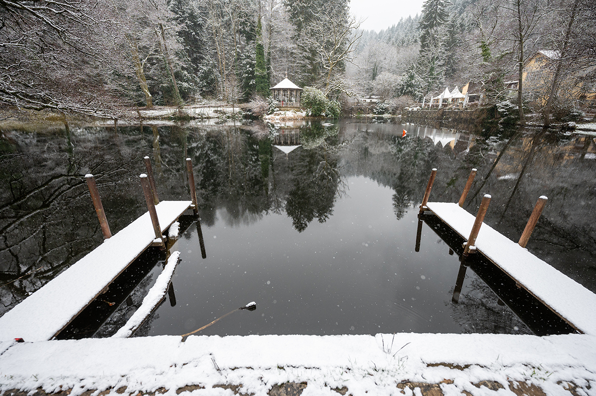 Weiher; im Hintergrund ein Pavillion; im Vordergrund Tretbootanlegestelle