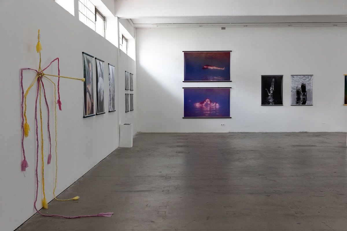 Ausstellungsansicht: Installationen von Jennifer Weigt, hinten Fotografien von Adina Asbeck